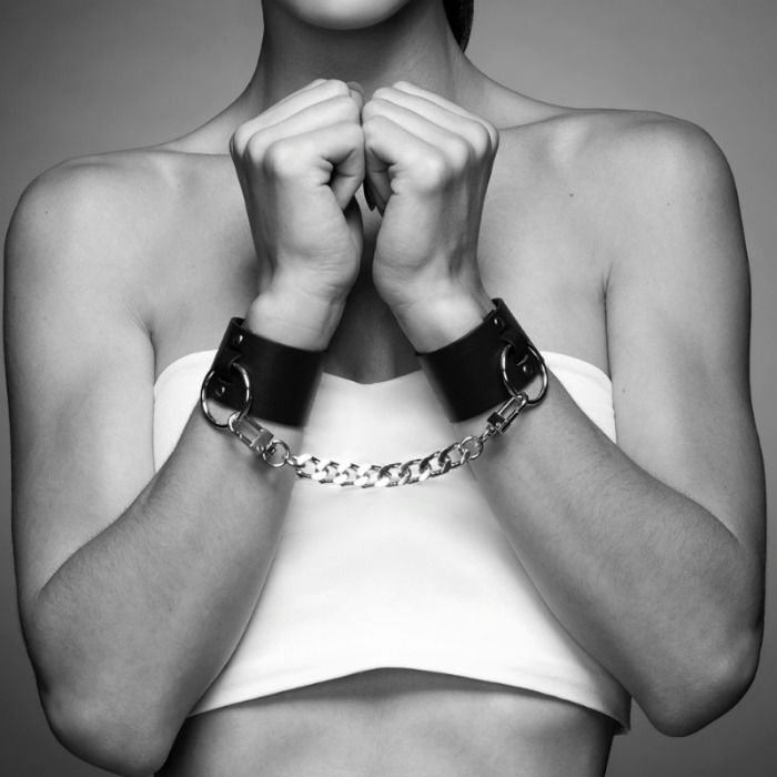 Bijoux Indiscrets - Menottes en Cuir Végétalien MAZE - Noir