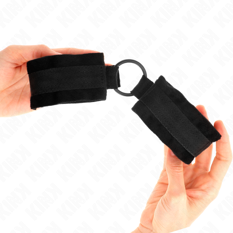 Manchettes BDSM Fourrure Débutant Noir Ajustable - Kink - KINK WRIST RESTRAINT